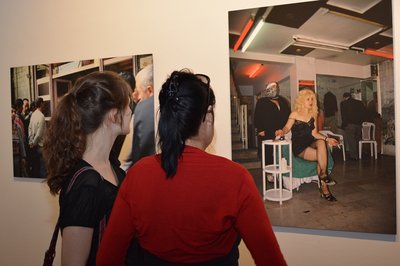 Besucherinnen vor einem Werk von Sükran Moral. Foto: Haus für Medienkunst Oldenburg Besucherinnen vor einem Werk von Sükran Moral. Foto: Haus für Medienkunst Oldenburg