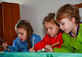 Kinder malen gemeinsam. Foto: Stadt Oldenburg