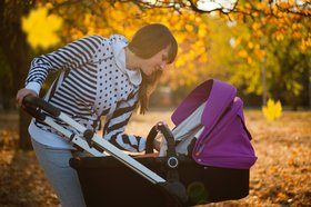 Junge Frau mit Kinderwagen. Foto: VisionPic.net/Pexels