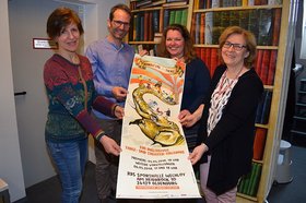 Projektpartnerinnen beim „Karneval der Tiere" mit Plakat. Foto: Stadt Oldenburg