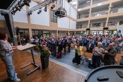 Besondere Anerkennung: Sozialdezernentin Dagmar Sachse (auf der Bühne) wurde am 4. Juni mit stehenden Ovationen verabschiedet. Foto: Sascha Stüber Besondere Anerkennung: Sozialdezernentin Dagmar Sachse (auf der Bühne) wurde am 4. Juni mit stehenden Ovationen verabschiedet. Foto: Sascha Stüber