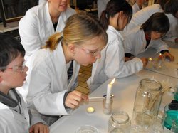 Kinder experimentieren bei Chemol. Quelle: Chemielabor Universität Oldenburg