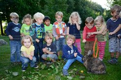 Kinder auf dem Außengelände. Foto: Stadt Oldenburg