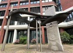 Die Skulptur des Künstlers Udo Reimann wurde in der vergangenen Woche professionell gereinigt. Sie befindet sich an der Moslestraße/Ecke Raiffeisenstraße. Foto: Stadt Oldenburg Die Skulptur des Künstlers Udo Reimann wurde in der vergangenen Woche professionell gereinigt. Sie befindet sich an der Moslestraße/Ecke Raiffeisenstraße. Foto: Stadt Oldenburg