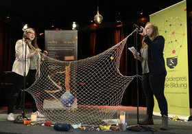 Jacqueline Acquistapace und Carolin Hummels präsentieren die Stadtbibliothek als Kulturpartner auf der Bühne des Wilhelm 13. Foto: Stadt Oldenburg