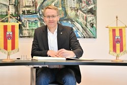 Ministerpräsident Daniel Günther trägt sich ins Goldene Buch ein. Foto: Sascha Stüber Ministerpräsident Daniel Günther trägt sich ins Goldene Buch ein. Foto: Sascha Stüber