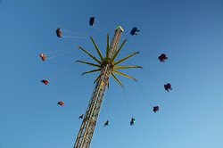 Fahrgeschäft Sky Dance auf dem Oldenburger Kramermarkt 2015. Foto: Hans-Jürgen Zietz