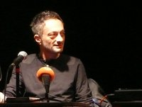 Feridun Zaimoglu sitzt vor einem Mikrofon. Foto: Literaturhaus Oldenburg Feridun Zaimoglu sitzt vor einem Mikrofon. Foto: Literaturhaus Oldenburg