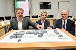 Oberbürgermeister Jürgen Krogmann, Finanzdezernentin Dr. Julia Figura und Vorstandsvorsitzender des Klinikums Oldenburg  Rainer Schoppik stellen das Neubauprojekt und die Finanzierung vor. Foto: Sascha Stüber