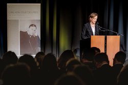 Anne Applebaum hält auf der Bühne ihre Dankesrede. Foto: Izabella Mittwollen