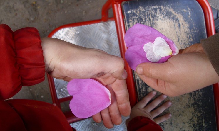 Kinder zeigen herzförmige Rosenblätter. Foto: Stadt Oldenburg