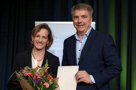 Preisträgerin Anne Applebaum mit Oberbürgermeister Jürgen Krogmann. Foto: Izabella Mittwollen
