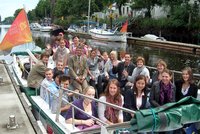 Apprentices of the City of Oldenburg in a boat with Oldenburg's mayor Gerd Schwandner. Picture: City of Oldenburg