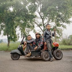 Iponk (Mitte), ein Rollerfahrer aus Süd-Sumatra, zusammen mit seinem Sohn (rechts) und einem Reisebegleiter (links). Foto: Muhammad Fadli