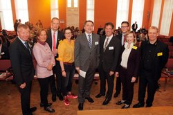 Oberbürgermeister Krogmann und Klaus Wegling, Leiter Wirtschaftsförderung (beide Mitte) mit Referenten des 1. Oldenburger Fachkräfte-Forums. Foto: Markus Hibbeler