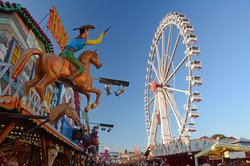 Cowboy und Riesenrad auf dem Oldenburger Kramermarkt 2015. Foto: Hans-Jürgen Zietz