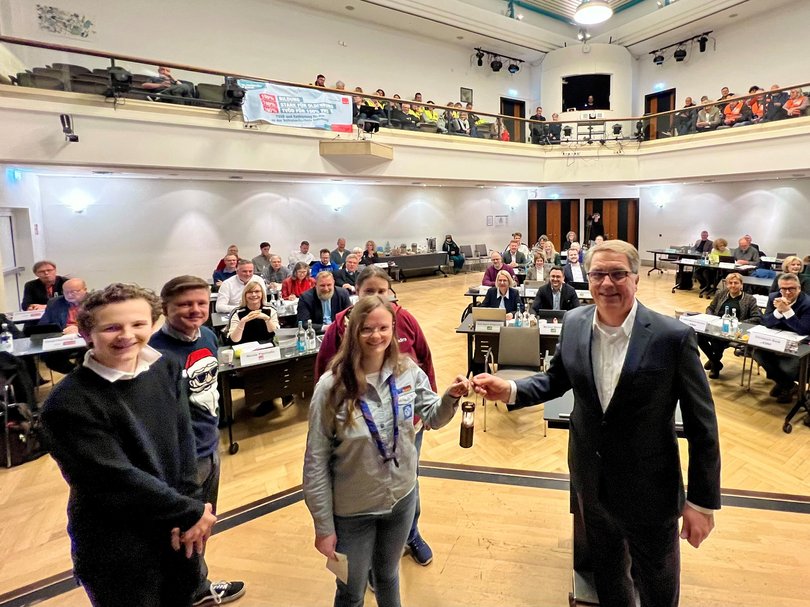 Oberbürgermeister Jürgen Krogmann (rechts) nahm das Friedenslicht aus den Händen von Katharina Uecker entgegen. Fabian Wiltfang (von links), Ratsvorsitzender Tim Harms und Alexandra Spötter verfolgten die Übergabe. Foto: Stadt Oldenburg