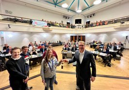 Oberbürgermeister Jürgen Krogmann (rechts) nahm das Friedenslicht aus den Händen von Katharina Uecker entgegen. Fabian Wiltfang (von links), Ratsvorsitzender Tim Harms und Alexandra Spötter verfolgten die Übergabe. Foto: Stadt Oldenburg