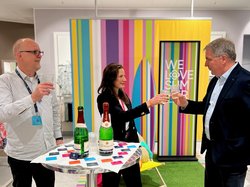 Oberbürgermeister Jürgen Krogmann freut sich mit dem Oldenburger Filialgeschäftsführer Patrick Erfurth und der regionalen Verkaufsleiterin Franziska Bonn. Foto: Stadt Oldenburg Oberbürgermeister Jürgen Krogmann freut sich mit dem Oldenburger Filialgeschäftsführer Patrick Erfurth und der regionalen Verkaufsleiterin Franziska Bonn. Foto: Stadt Oldenburg