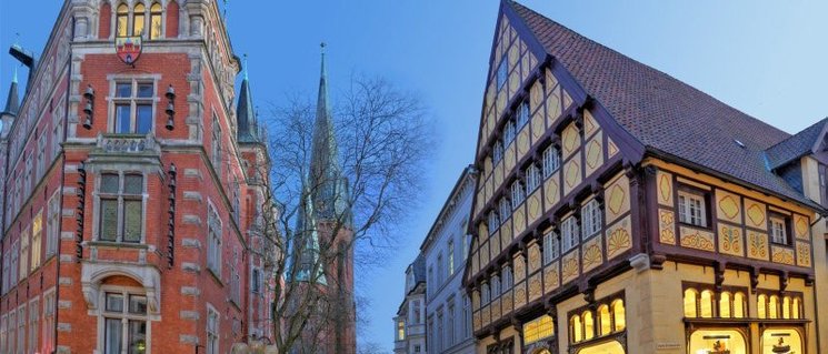 Blick auf Rathaus und Degodehaus. Foto: Hans-Jürgen Zietz