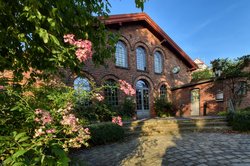 Bunte Blüten vor dem Theater-Laboratorium. Foto: Hans-Jürgen Zietz