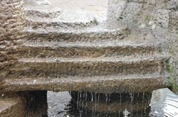 Detailaufnahme des Brunnens von Udo Reimann; Wasserfall. Foto: Stadt Oldenburg