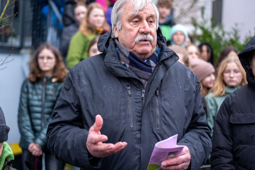 Ditmar Schütz hält am Erinnerungszeichen eine Rede. Foto: Sascha Stüber