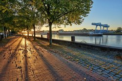 Sonnenaufgang am Stau. Foto: Hans-Jürgen Zietz