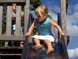 Drei Kinder auf einem Klettergerüst mit Rutsche. Foto: knipseline/pixelio.de Drei Kinder auf einem Klettergerüst mit Rutsche. Foto: knipseline/pixelio.de