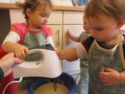 Zwei Kinder mit einem Mixer. Foto: Stadt Oldenburg