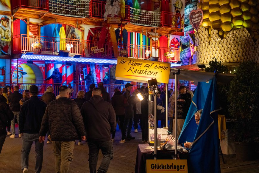 Reiskornbeschriftung auf dem Kramermarkt 2024. Foto: Sascha  Stüber