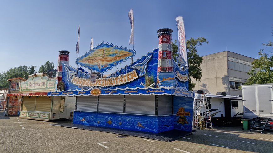 Der Aufbau von einem Zuckerwaren- und einem Fischstand am 18. September 2024. Foto: Stadt Oldenburg