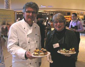 Oberbürgermeister Gerd Schwandner und Bürgermeisterin Germaid Eilers-Dörfler beim Kuchenverkauf. Foto: Stadt Oldenburg