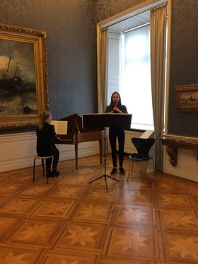 Lisa Barken und Fabienne Kämper im Schloss. Foto: Stadt Oldenburg Lisa Barken und Fabienne Kämper im Schloss. Foto: Stadt Oldenburg
