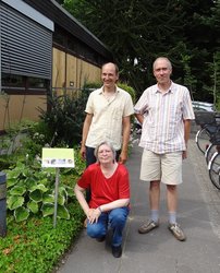 Diplom-Biologe Rolf Witt, Diplom-Biologin Angela Brokmeier und Diplom-Ingenieur Klaus Reis (von links) beim Aufstellen der ersten Informationstafel im Eingangsbereich des Botanischen Gartens. Foto: Stadt Oldenburg