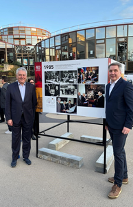 Oberbürgermeister Jürgen Krogmann und Bürgermeister Gilles Bourdouleix neben einer Ausstellungstafel auf dem Rathausvorplatz – mit Fotos aus 40 Jahren gelebter Städtepartnerschaft. Foto: Stadt Oldenburg Oberbürgermeister Jürgen Krogmann und Bürgermeister Gilles Bourdouleix neben einer Ausstellungstafel auf dem Rathausvorplatz – mit Fotos aus 40 Jahren gelebter Städtepartnerschaft. Foto: Stadt Oldenburg