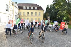 Oberbürgermeister Jürgen Krogmann und STADTRADELN-Star Frauke Sterwerf sind zusammen mit Vertreterinnen und Vertretern der Etappen-Unterstützer, Kooperations- und Medienpartnern von STADTRADELN 2021 bereit für den Start des Aktionszeitraumes. Foto: NWZ-Foto/Frick