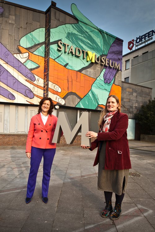 Foto: Gerlinde Domininghaus Übergabe des Buchstaben „M“, an die Gewinnerin Marion Wagner durch Franziska Boegehold-Gude, Sammlungsleitung beim Stadtmuseum Oldenburg. Foto: Gerlinde Domininghaus