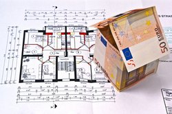 Bauplan und ein Geld-Haus. Foto: Grabscheit/Pixelio.de