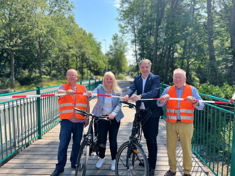 Gerd Marken (links) und Heinrich Baasen (rechts, beide Otto Lieke GmbH ) sowie Verkehrsamtsleiterin Annette Meyers und Oberbürgermeister Jürgen Krogmann geben den Geh- und Radweg im Pophankenweg offiziell frei. Foto: Stadt Oldenburg