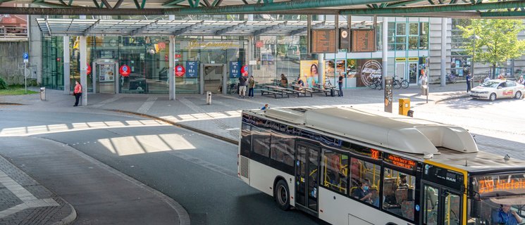 Zentraler Omnibusbahnhof (ZOB) in Oldenburg mit Blickrichtung rückwärtiger Eingang Hauptbahnhof. Foto: Mittwollen & Gradetchliev
