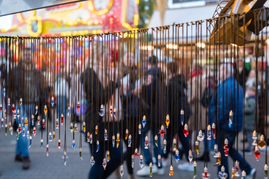 Sascha Stüber Reiskornbeschriftung auf dem Kramermarkt 2024. Foto: Sascha Stüber