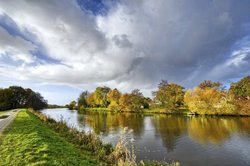 Farbenprächtiger Herbst an der Hunte in Oldenburg. Foto: Hans-Jürgen Zietz