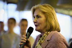 Oldenburgs Bürgermeisterin Petra Averbeck spricht in ein Mikrofon. Foto: Bert Oost Oldenburgs Bürgermeisterin Petra Averbeck spricht in ein Mikrofon. Foto: Bert Oost