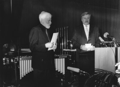 Preisträger Uri Avnery und damaliger Oberbürgermeister Dietmar Schütz. Foto: Ilse Rosemeyer.