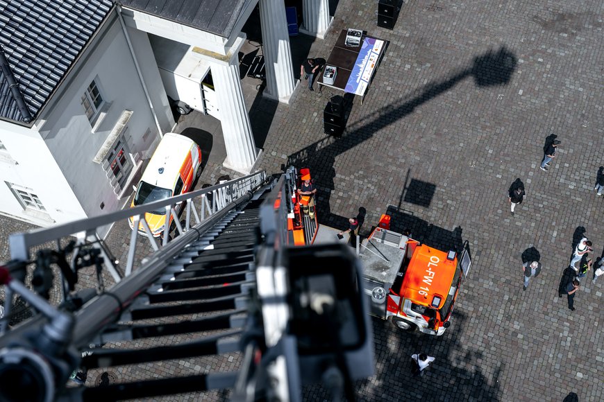 Blick vom Leiterwagen über die ausgefahrene Leiter nach unten. Foto: Izabela Mittwollen