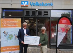 Reinhard Nannemann, Vorstand Volksbank Oldenburg eG, übergibt den Scheck für das Erreichen des fünften Etappenziels an Dr. Beate Jonas, Vorstandsvorsitzende Stiftung Hospizdienst. Foto: Stadt Oldenburg