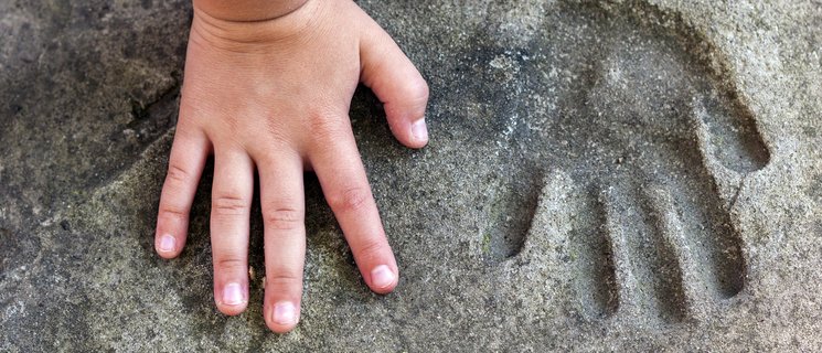 Kinderhand im Sand. Foto: bilanol/Fotolia.com