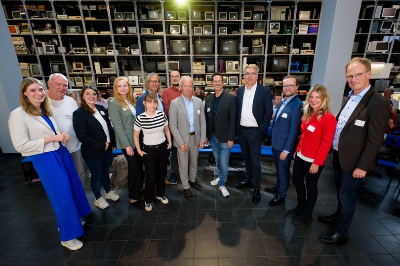 Oberbürgermeister Jürgen Krogmann (4. von rechts) und Ralph Wilken (6. von rechts), Leiter der städtischen Wirtschaftsförderung, gestalteten mit dem Orga-Team sowie den Referierenden das 11. Oldenburger Fachkräfte-Forum. Foto: Thorsten Helmerichs Das Organisationsteam sowie die Referentinnen und Referenten des 11. Oldenburger Fachkräfte-Forums (von links): Moderatorin Greta Stangner, Stefan Korfhage (Korfhage GmbH), Carolin Baar (selbstständige Beraterin), Katrin Husmann (August Brötje GmbH), Julia Heisler (Die Digitalstrategen), Frank Mayer (Oldenburgische IHK), Michael Metzler (HWK Oldenburg), Ralph Wilken (Stadt Oldenburg), Matthias Jantos (Jobcenter Oldenburg), Oberbürgermeister Jürgen Krogmann, Kristjan Messing (Agentur für Arbeit Oldenburg-Wilhelmshaven), Carmen Beyer (Demografieagentur) und Dirk Heitkötter (Arbeitgeberverband Oldenburg e.V.). Foto: Thorsten Helmerichs