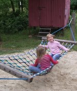 Kinder in der Hängematte. Foto: Stadt Oldenburg